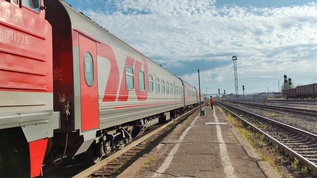 2ТЭ10УТ-0089 с пригородным поездом Ираель - Печора прибывает на станцию Печора