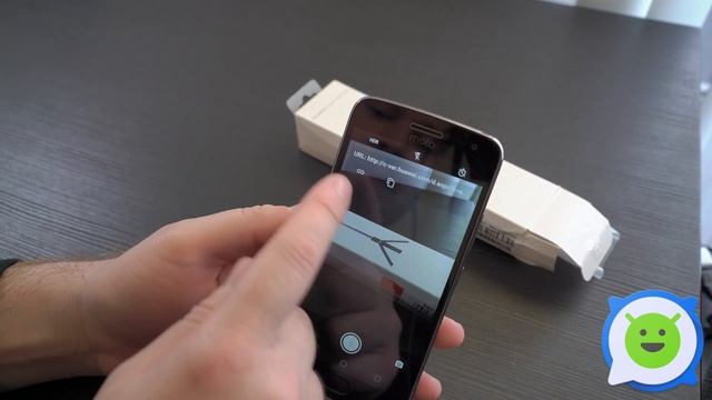 Moto G5 Plus - How to scan QR code смотреть онлайн