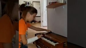 Доча красавица играет на физгармонии:) #физгармонь #киртан #мантра #музыка