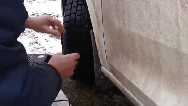 Лёгкий способ заделать прокол не снимая колесо. Лайфхак смотреть онлайн