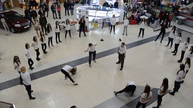 Флешмоб від команди 'Dream Team' в ТРЦ "Подоляни" до дня святого Валентина (2015р.) смотреть онлайн