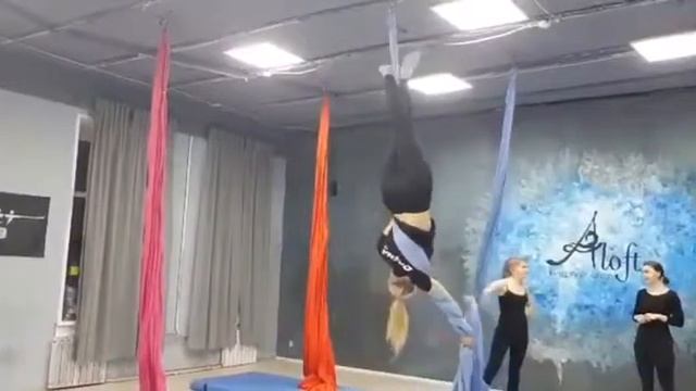 Красивый танец на воздушных полотнах смотреть онлайн