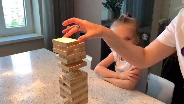 Алиса играет с родителями в "Башенку" смотреть онлайн