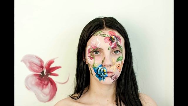 Бодиарт на теле и лице девушки. Цветы, весеннее настроение. Stop Motion.