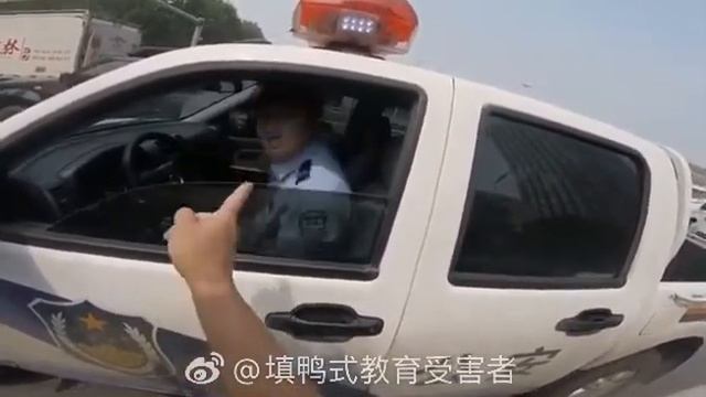 Китайский мотоциклист жестко ругается на полицейских за непристегнутый ремень (видео на китайском) смотреть онлайн