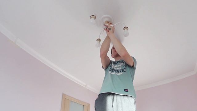 Как повесить люстру на натяжной потолок. Подключение и сборка люстры своими руками. смотреть онлайн