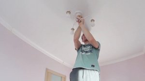 Как повесить люстру на натяжной потолок. Подключение и сборка люстры своими руками.