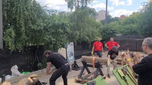 Топор против пилы. Соревнование лесорубов в Москве.