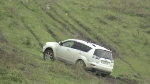 Outlander XL. На паркетнике по грязи ;)