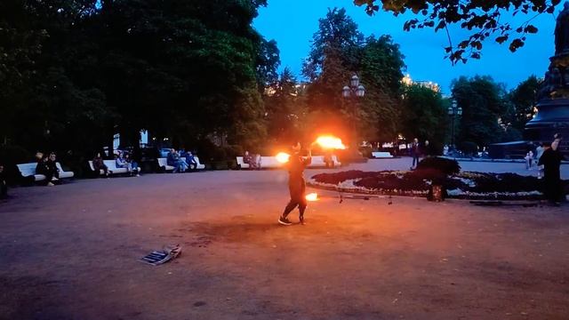Фаер шоу в Екатерининском сквере на площади Островского в Санкт-Петербурге... смотреть онлайн