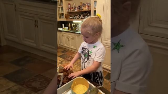 Дети Галкина и Пугачёвой сами пекли куличи и красили яйца к Пасхе. смотреть онлайн