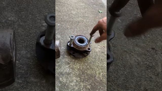 B6 A4 - Front wheel bearing assembly replacement смотреть онлайн