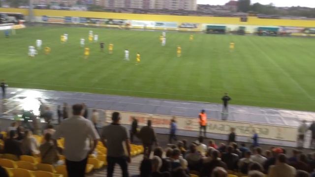 Болельщики солигорского "Шахтера" уходят со стадиона после второго гола "Крумкачоў" смотреть онлайн