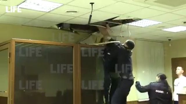 Побег с зала суда. смотреть онлайн