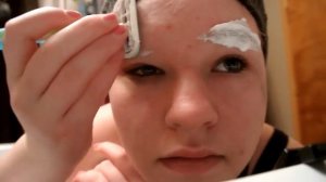 Девушка бреет брови