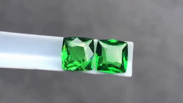Пара Цаворитов 1,06 и 1,08 карат Vivid Green смотреть онлайн