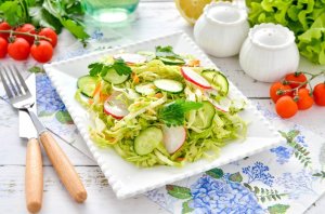 КАК ПРИГОТОВИТЬ САЛАТ ВЕСЕННИЙ ИЗ КАПУСТЫ МОРКОВИ И ОГУРЦОВ
