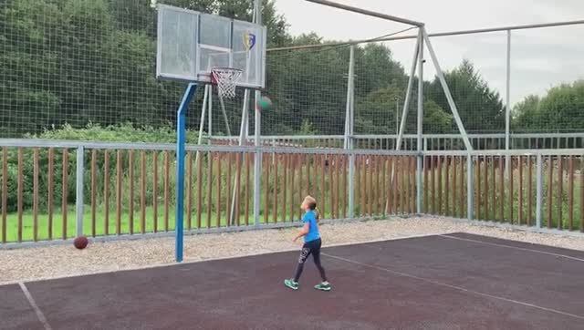 Маленькая баскетболистка, ногами работает хорошо!