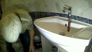 Устанавливаем правильно тумбу с раковиной в ванную комнату.