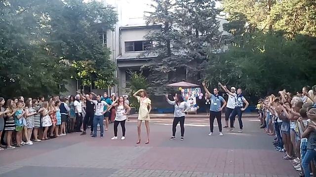 Как танцуют вожатые в лагере 