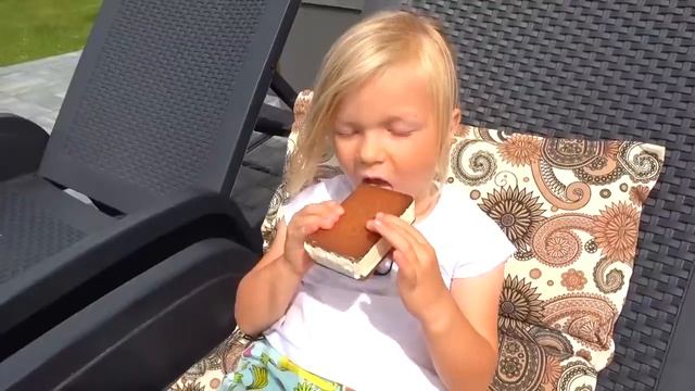 СОФИЯ ХОЧЕТ ПЛАВАТЬ, БРАТ НЕ РАЗРЕШАЕТ. СОФУНЬЯ ШАЛУНЬЯ