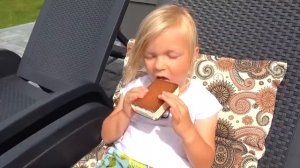 СОФИЯ ХОЧЕТ ПЛАВАТЬ, БРАТ НЕ РАЗРЕШАЕТ. СОФУНЬЯ ШАЛУНЬЯ