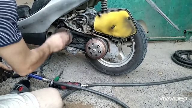 Замена ремня вариатора Honda dio 34 Ремонт скутера. Не развивает максимальную скорость смотреть онлайн