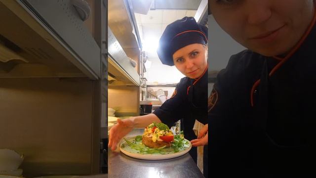 Босс Бенедикт с беконом и курицей 😋❤️