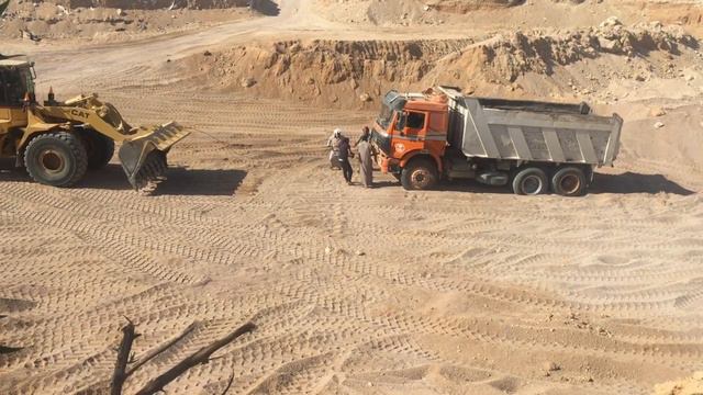 Прикол! Как бедуины грузовик вытаскивали. Часть 2 смотреть онлайн