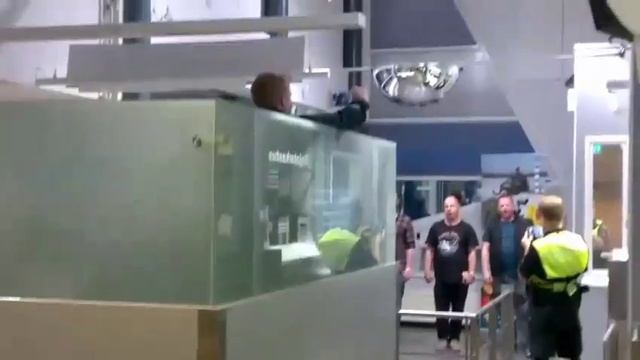 Туристы из России покорили финских пограничников «Катюшей» в три голоса. смотреть онлайн