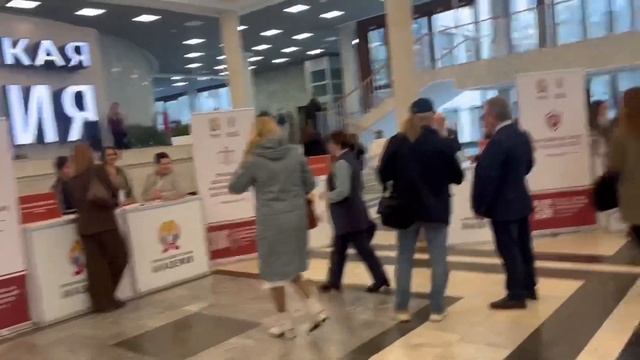 vlog* учеба в ранхигс| прокол ушей и окрашивание волос смотреть онлайн