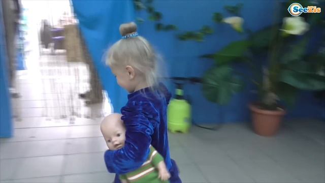 ✔ Кукла Беби Борн и Ярослава на выставке Бабочек. Baby Born doll is on the exhibition of butterflie смотреть онлайн