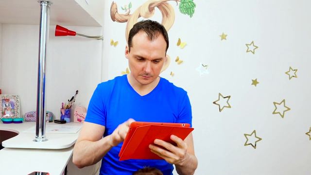 Папа и его игры на смартфонах | Веселая история для детей от Фурсики Шоу смотреть онлайн