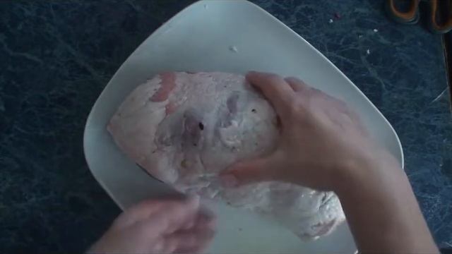 Рецепт: Рулет мясной с брынзой и томатами смотреть онлайн