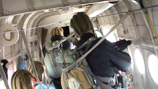 При прыжке с парашютом подскользнулся в самолёте смотреть онлайн