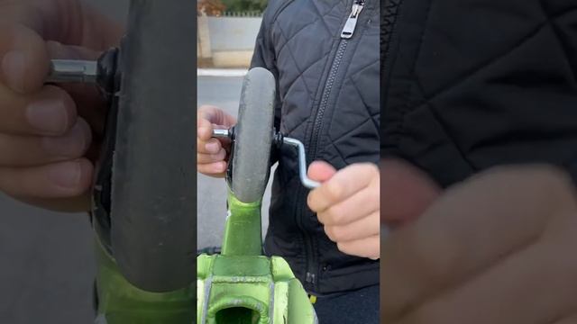 Как открутить переднее колесо трюкового самоката смотреть онлайн