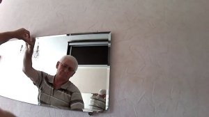 Вешаем на стену на специальные крепления зеркало-стекло без окантовки. Лежа.