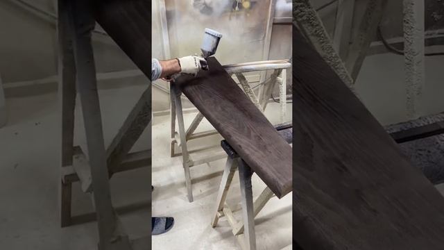 Красим цветом «Венге» дубовую ступеньку смотреть онлайн