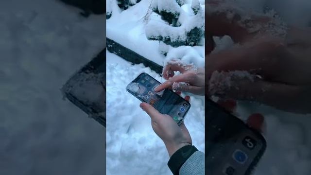Что делать если телефон упал в снег или воду! #Shorts смотреть онлайн