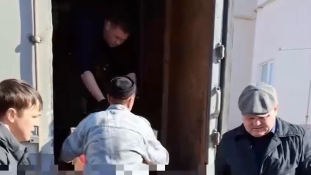 Погрузка гуманитарной помощи и именных посылок для отправки N 16. Архив смотреть онлайн