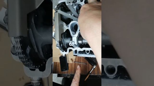 Kawasaki ZZR 250 Регулируем зазоры в клапанах практика. смотреть онлайн