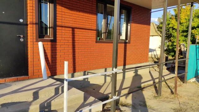 Навес перед домом и красивый необычный забор с евроштакетника