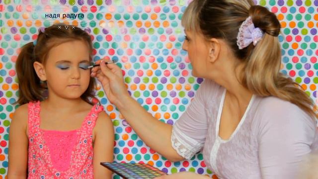 Челлендж МАКИЯЖ, мама красит лицо Наде, challenge makeup))) смотреть онлайн