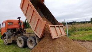 Самосвал КамАЗ выгружает на даче 10 кубов отсева дробления