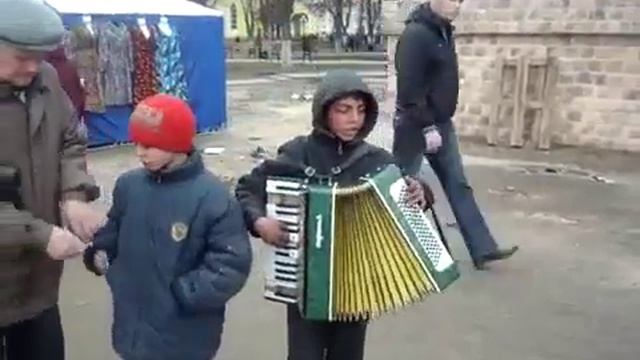 цыганята поют и играют на аккордеоне очень круто смотреть онлайн