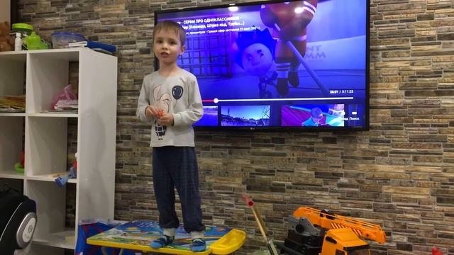Ваня Цема поет песню "Листик жёлтый" смотреть онлайн