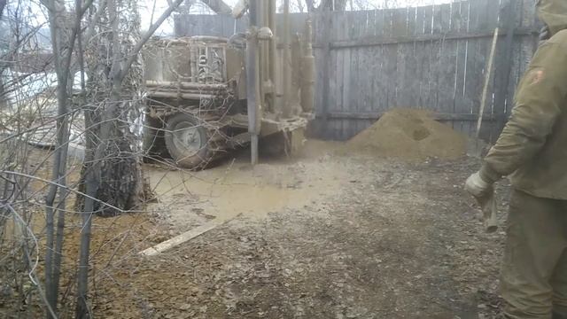 Бурение скважины малогабаритной установкой с пневмоударником. смотреть онлайн