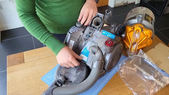 Dyson DC19 Filter Change - Easy DIY смотреть онлайн