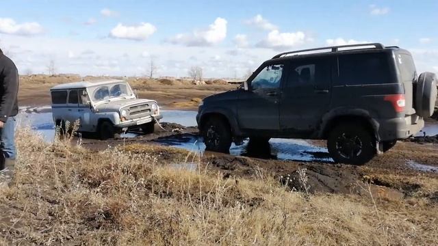 Вытаскиваем застявшего Уаз Патриотом смотреть онлайн