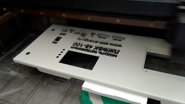 Нанесение надписей на окрашенный металл при помощи лазера смотреть онлайн